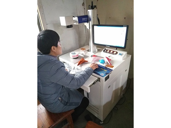 陶瓷激光刻字機